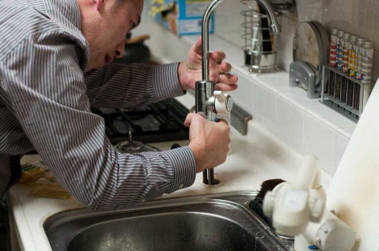 How Should You Pick A Plumber For Plumbing Services?
